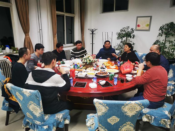承德蘇墾銀河黨政工團領(lǐng)導(dǎo)春節(jié)期間慰問留承過年員工(圖2)