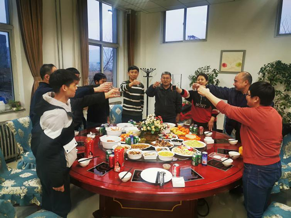 承德蘇墾銀河黨政工團領(lǐng)導(dǎo)春節(jié)期間慰問留承過年員工(圖1)