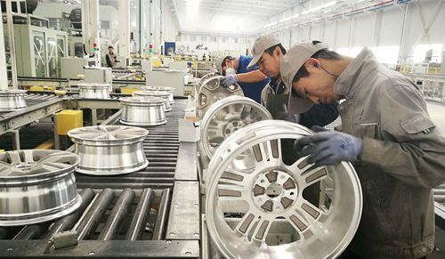 图为高性能轻量化铝合金汽车车轮生产线.